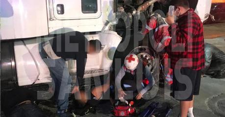 Repartidor de Uber queda bajo las llantas de tráiler y se salva de milagro