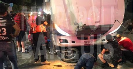 Repartidor de Uber queda bajo las llantas de tráiler y se salva de milagro