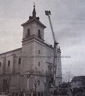 Colocando un nido de cigüeñas en el campanario