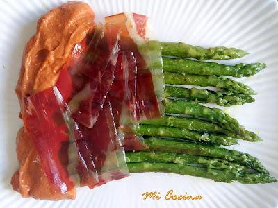 ESPÁRRAGOS VERDES A LA PLANCHA CON JAMÓN Y SALSA DE ROMESCO