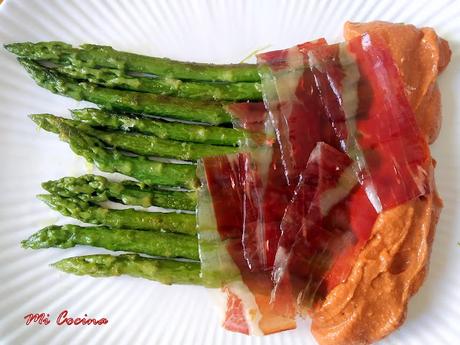 ESPÁRRAGOS VERDES A LA PLANCHA CON JAMÓN Y SALSA DE ROMESCO