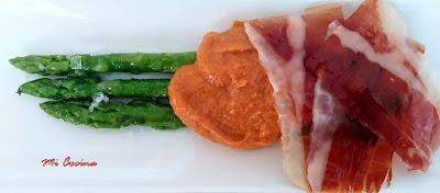 ESPÁRRAGOS VERDES A LA PLANCHA CON JAMÓN Y SALSA DE ROMESCO