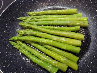 ESPÁRRAGOS VERDES A LA PLANCHA CON JAMÓN Y SALSA DE ROMESCO