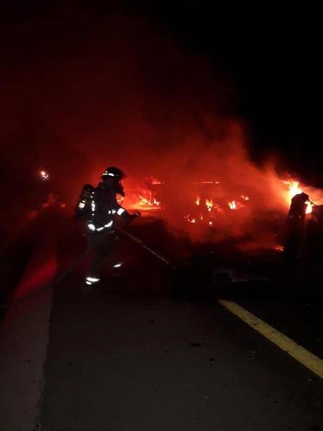 Tráiler choca contra contención y se incendia en libramiento Tamuín-Ciudad Valles