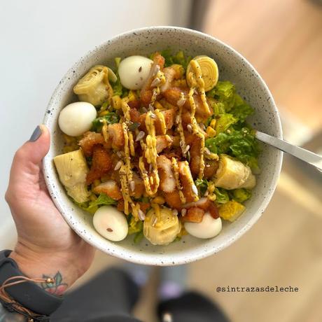 Ensalada con pollo rebozado, alcachofas y mostaza Ensalada con pollo rebozado, alcachofas y mostaza