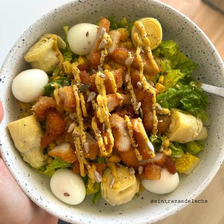 Ensalada con pollo rebozado, alcachofas y mostaza Ensalada con pollo rebozado, alcachofas y mostaza