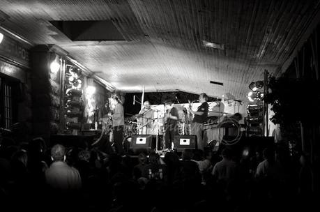 Banda Elástica - Aquí, Allá y Acullá (2008)