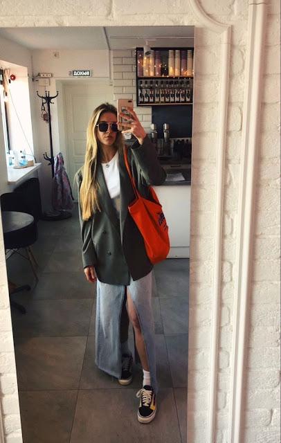 EL RETORNO DE UNA VIEJA CONOCIDA; LA FALDA MIDI VAQUERA.-