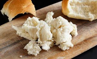 EL CASO EN EL QUE UNA MANO JUGABA CON UNA MIGAJA DE PAN EL CASO EN EL QUE UNA MANO JUGABA CON UNA MIGAJA DE PAN