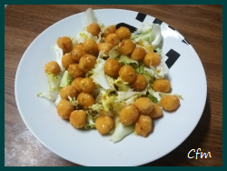 Pops de pollo con escarola y vinagreta de mostaza