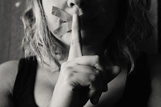 No he de callar, por más que con el dedo silencio avises o amenaces miedo