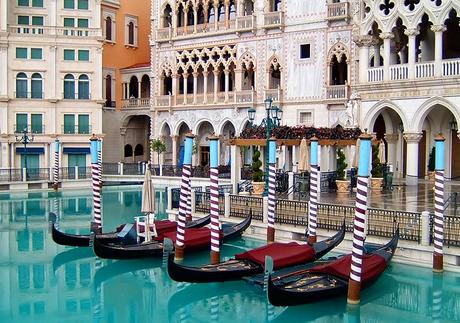 Hotel veneciano y paseos en góndola