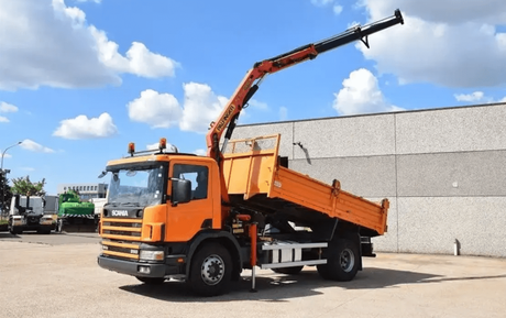 El transporte en camión de material de obra: carga, descarga y vuelve a cargar El transporte en camión de material de obra: carga, descarga y vuelve a cargar