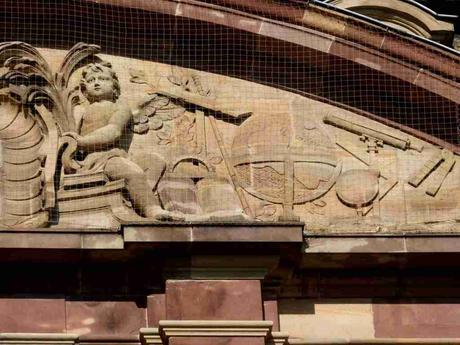 Frontispicio matemático del Colegio Real de Estrasburgo