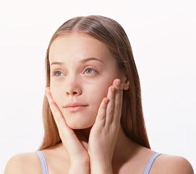 Mujer con las manos sobre el rostro Mujer con las manos sobre el rostro