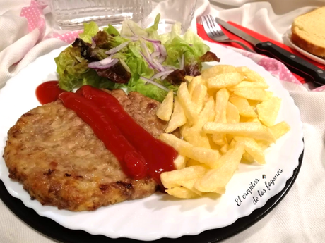 HAMBURGUESA EN AIR FRYER CON PATATAS FRITAS Y ENSALADA