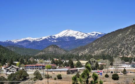 14 atracciones y cosas para hacer mejor valoradas en Ruidoso, NM El pueblo de Ruidoso con Sierra Blanca y el desierto de la Montaña Blanca en la distancia