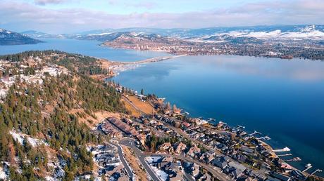 Vista aérea de Kelowna y el lago Okanagan