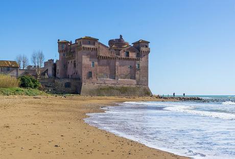 Castillo medieval en la playa de Santa Severa