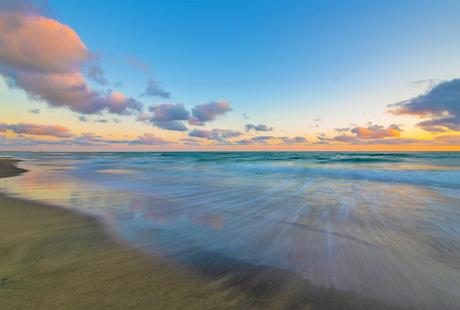 La playa de Fregene durante la puesta de sol