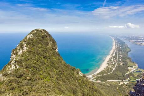 Vista de la playa y laguna Sabaudia desde el monte Circeo