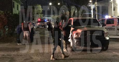 Ejecutan a persona a bordo de una camioneta en avenida Fleming