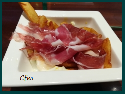 Huevos rotos con jamón y patatas