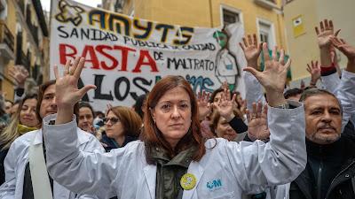 Vuelve a las calles el grito por la atención primaria… y Froilán de Todos los Antros de Ravechalar y Fiestón.