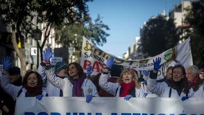 Vuelve a las calles el grito por la atención primaria… y Froilán de Todos los Antros de Ravechalar y Fiestón.
