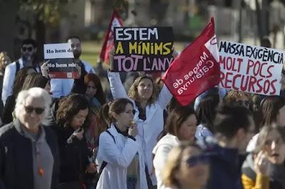 Vuelve a las calles el grito por la atención primaria… y Froilán de Todos los Antros de Ravechalar y Fiestón.