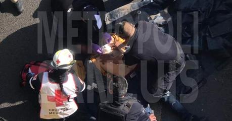 Hombre se apuñala y se lanza de puente de la Salvador Nava y sobrevive