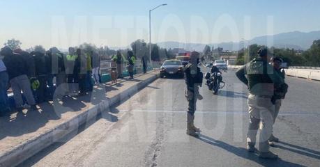 Hombre se apuñala y se lanza de puente de la Salvador Nava y sobrevive