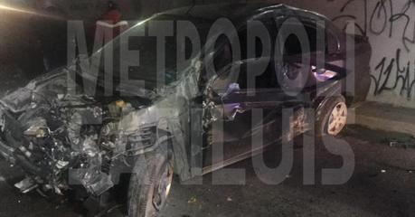 Vehículo se estampa contra contención en Arbolitos; fallece hombre y menor de edad sufre lesiones