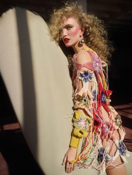 La moda artística del futuro: Kim van der Laan luce diseños vanguardistas en Vogue Grecia 7