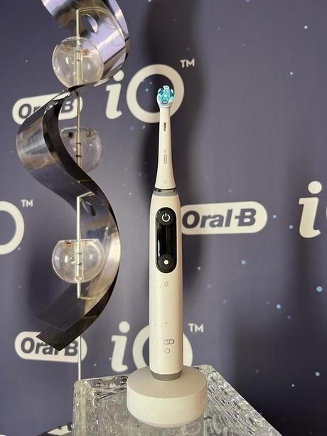 Nuevo IO Serie 10 de Oral B, el cepillo de dientes eléctrico que te sonríe