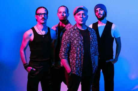 Joven Dolores cantan al amor ‘Sin más’ y sin rodeos