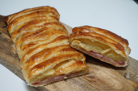 Trenza de hojaldre con jamón y queso Trenza de hojaldre con jamón y queso