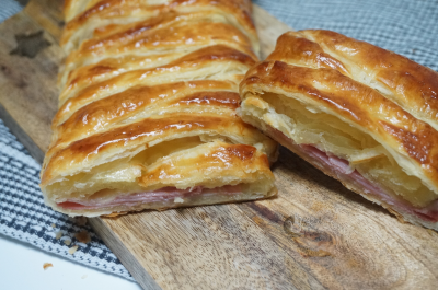Trenza de hojaldre con jamón y queso Trenza de hojaldre con jamón y queso