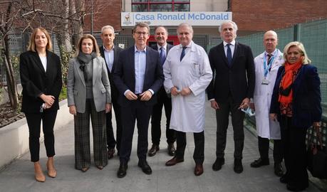 El presidente del PP, Alberto Núñez Feijóo, visita la Casa de Madrid de la Fundación Infantil Ronald McDonald de Madrid