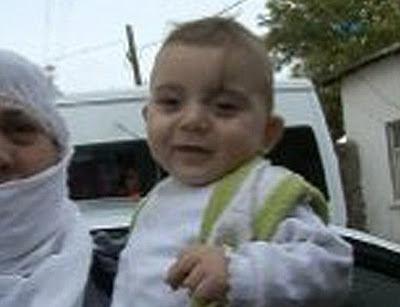 Bebé de ocho meses sobrevive durante tres días en un cajón de un armario bajo los escombros del terremoto de Turquía