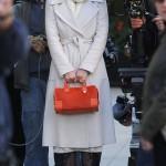 Leighton Meester con abrigo de Diane Von Furstenberg y bolso Amazona de Loewe