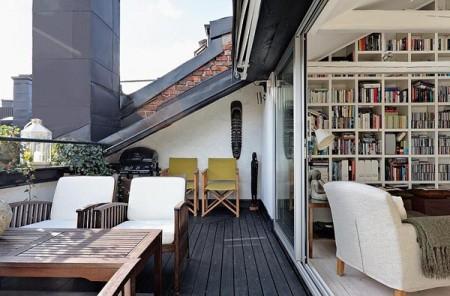 vigas blancas en el techo sofás grises muebles de terraza muebles de diseño habitación en buhardilla estilo nórdico estilo escandinavo escalera blanca curvada diseño dúplex diseño de interiores decoración en blanco decoración dúplex decoración de interiores decoración de áticos decoración áticos dúplex chimenea diseño ático ático con vistas 