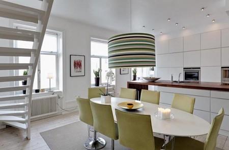 vigas blancas en el techo sofás grises muebles de terraza muebles de diseño habitación en buhardilla estilo nórdico estilo escandinavo escalera blanca curvada diseño dúplex diseño de interiores decoración en blanco decoración dúplex decoración de interiores decoración de áticos decoración áticos dúplex chimenea diseño ático ático con vistas 