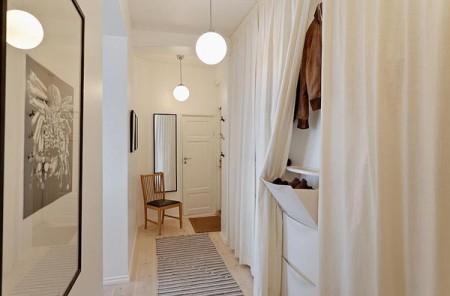 vigas blancas en el techo sofás grises muebles de terraza muebles de diseño habitación en buhardilla estilo nórdico estilo escandinavo escalera blanca curvada diseño dúplex diseño de interiores decoración en blanco decoración dúplex decoración de interiores decoración de áticos decoración áticos dúplex chimenea diseño ático ático con vistas 