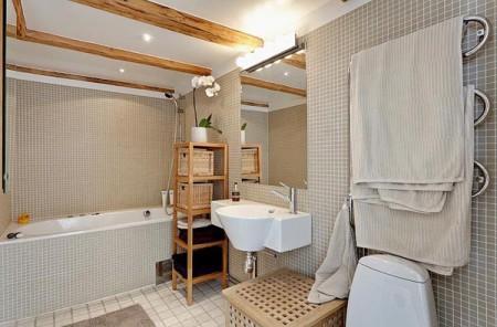 vigas blancas en el techo sofás grises muebles de terraza muebles de diseño habitación en buhardilla estilo nórdico estilo escandinavo escalera blanca curvada diseño dúplex diseño de interiores decoración en blanco decoración dúplex decoración de interiores decoración de áticos decoración áticos dúplex chimenea diseño ático ático con vistas 