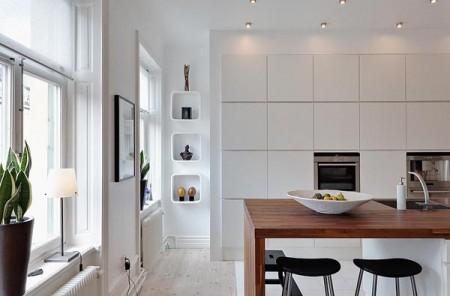 vigas blancas en el techo sofás grises muebles de terraza muebles de diseño habitación en buhardilla estilo nórdico estilo escandinavo escalera blanca curvada diseño dúplex diseño de interiores decoración en blanco decoración dúplex decoración de interiores decoración de áticos decoración áticos dúplex chimenea diseño ático ático con vistas 