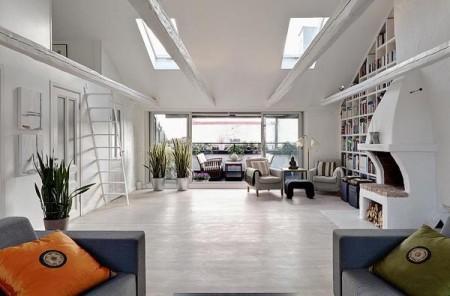 vigas blancas en el techo sofás grises muebles de terraza muebles de diseño habitación en buhardilla estilo nórdico estilo escandinavo escalera blanca curvada diseño dúplex diseño de interiores decoración en blanco decoración dúplex decoración de interiores decoración de áticos decoración áticos dúplex chimenea diseño ático ático con vistas 