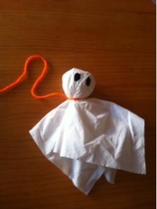 MANUALIDAD DE HALLOWEEN ( fantasma de servilleta)