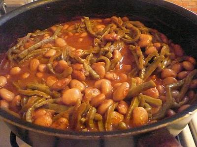 Frijoles blancos con nopales y salsa de chile guajillo