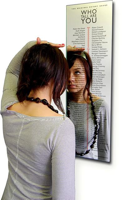 Espejo para comparar tu altura con la de los famosos